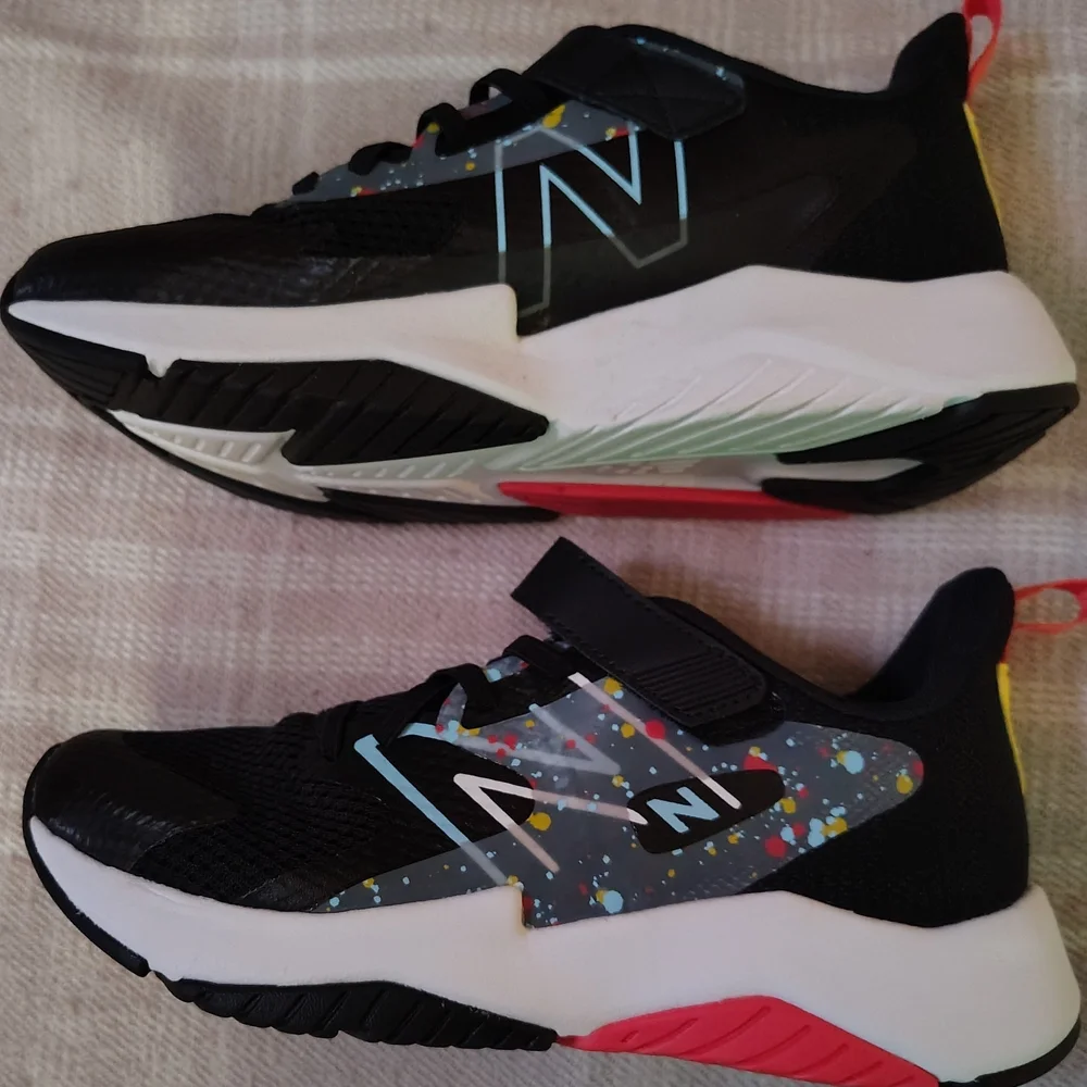 New Balance Kids Black/White Sneakers Size 5. - Picture 2 of 5